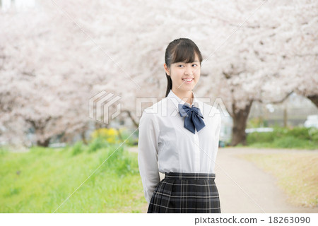 制服的女孩高中學生在站立在盛開的櫻花 18263090