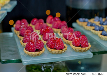 Fresh fruit pie tart with with raspberry Fresh fruit pie tart with with raspberry 18263666