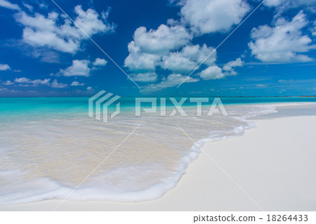 Tropical beach in Cayo Largo island Tropical beach in Cayo Largo island 18264433