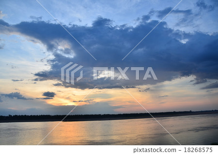 柬埔寨Krat湄公河和日落 柬埔寨Krat湄公河和日落 18268575