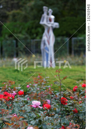 Kamiyoshi植物公園的五顏六色的玫瑰色花和雕塑 Kamiyoshi植物公園的五顏六色的玫瑰色花和雕塑 18268948