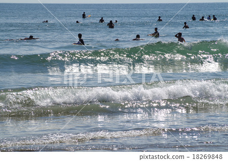 和歌山市磯濱市的海浪嬉戲的人 和歌山市磯濱市的海浪嬉戲的人 18269848