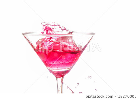 Red coctail splash on white background close up 18270003