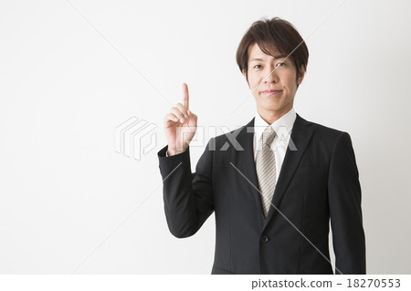 穿著畫象衣服的男性人 穿著畫象衣服的男性人 18270553