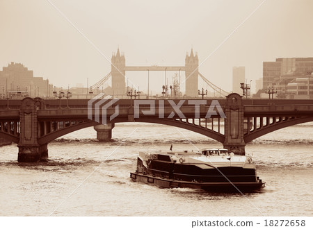 London silhouette 18272658