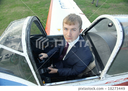 male pilot a small plane-圖庫照片 [18273449] - pixta