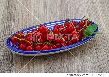 Red currants 18275410