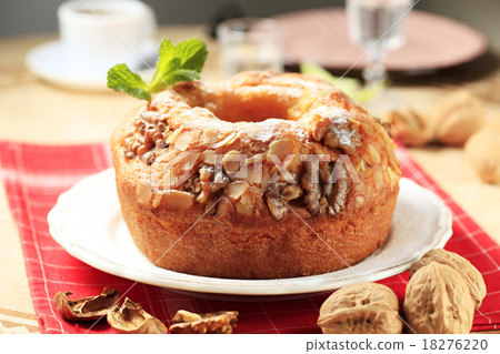 Pound cake with nuts Pound cake with nuts 18276220