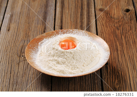Egg yolk and flour 18276331