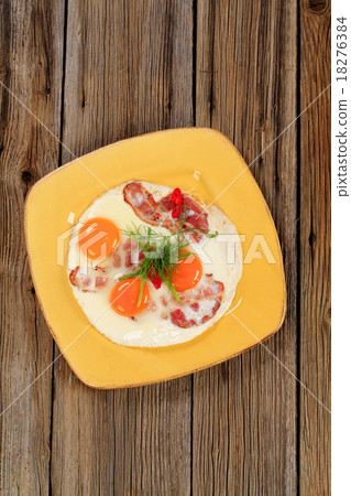Ham and eggs 18276384