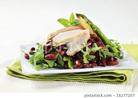Chicken breast with red beans and arugula 18277207