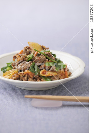 Stir-fried beef with kimchi 18277208