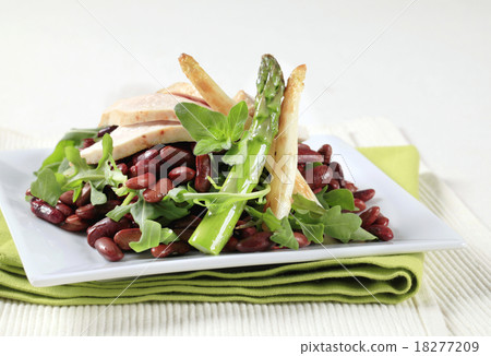 Chicken breast with red beans and arugula 18277209