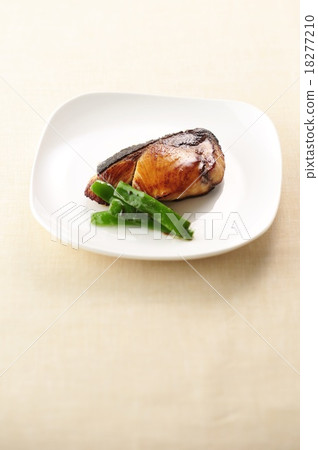 使用鍋子輕鬆製作黃尾魚照燒 18277210