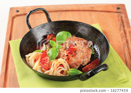 图库照片: meat patty with tomatoes and spaghetti