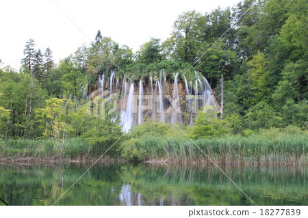 Plitvice國家公園的瀑布 18277839