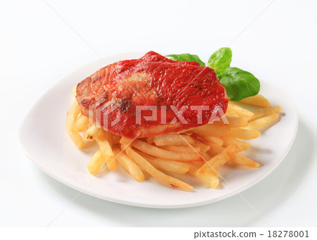 Pan-fried pork with tomato sauce and fries 18278001