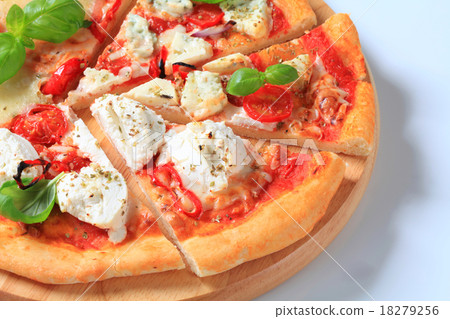 Pizza quattro formaggi Pizza quattro formaggi 18279256