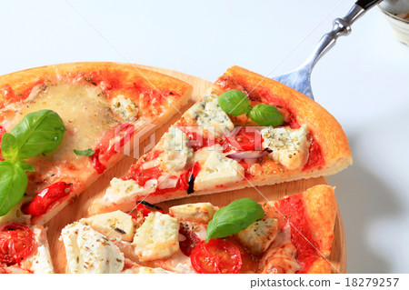 Pizza quattro formaggi 18279257