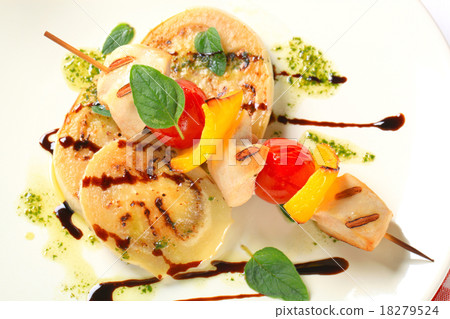 Chicken shish kebab with aubergine 18279524