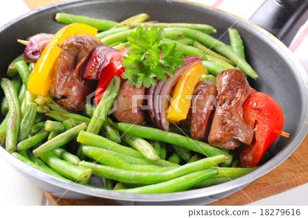 Liver skewer with green beans 18279616