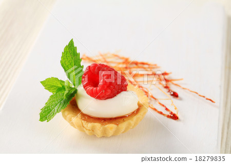 Creme brulee tartlet Creme brulee tartlet 18279835
