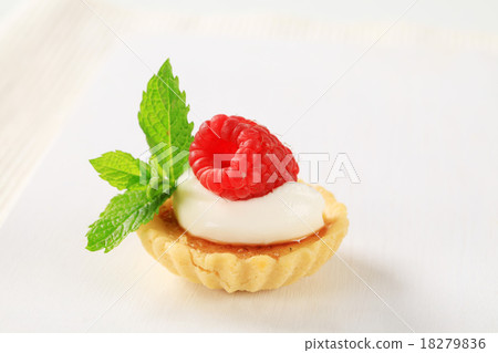 Creme brulee tartlet Creme brulee tartlet 18279836