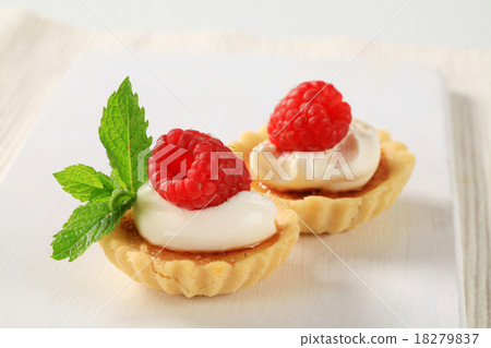 Creme brulee tartlets Creme brulee tartlets 18279837