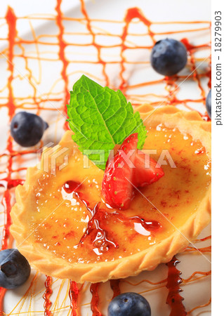 Creme brulee tartlet 18279903