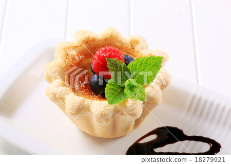 Mini Creme brulee tartlet Mini Creme brulee tartlet 18279921
