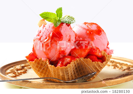 Strawberry ice cream sundae 18280130