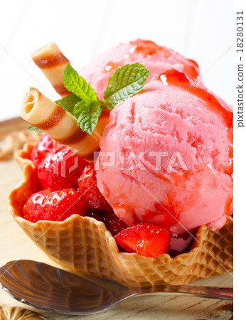 Strawberry ice cream sundae 18280131