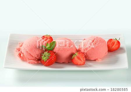 Strawberry ice cream Strawberry ice cream 18280385