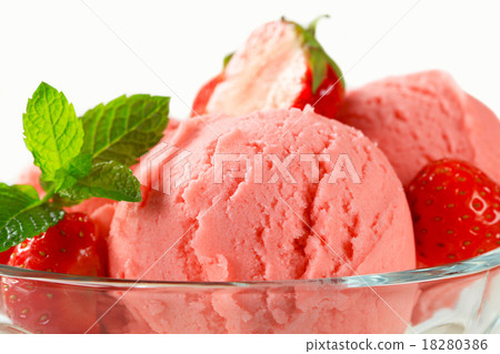 Strawberry ice cream 18280386