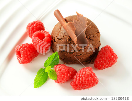 Chocolate ice cream with fresh raspberries 18280418