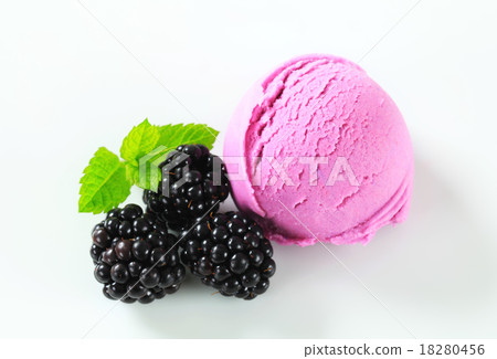 Fruit ice cream with fresh blackberries 18280456