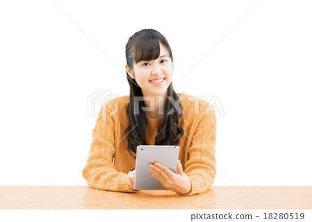 一個女孩學生的白色後面的姿勢有坐的毛線衣的 18280519