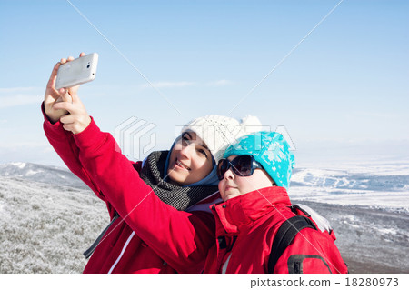Mother and child take the selfie photo in winter landscape 18280973