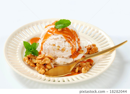 Walnut ice cream with caramel sauce Walnut ice cream with caramel sauce 18282044