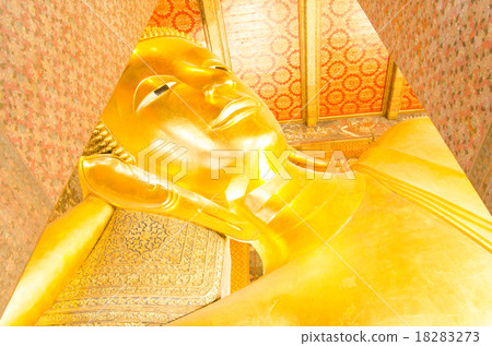 Reclining Buddha gold statue face. 18283273