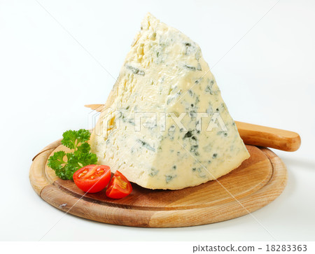 Blue cheese on a cutting board 18283363