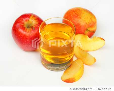 Glass of apple juice 18283376