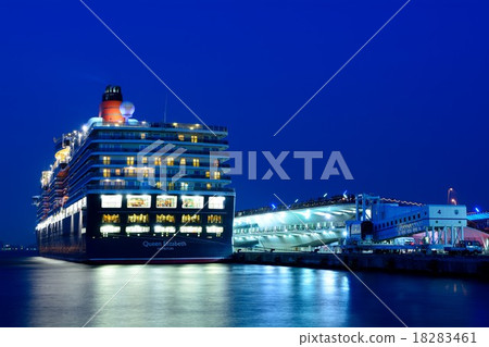 豪華遊輪伊麗莎白女王在橫濱大碼頭停泊 18283461
