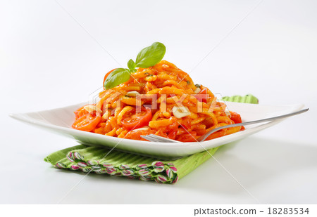 Spaetzle in garlic tomato sauce Spaetzle in garlic tomato sauce 18283534