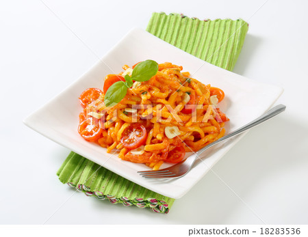 Spaetzle in garlic tomato sauce Spaetzle in garlic tomato sauce 18283536