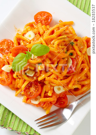 Spaetzle in garlic tomato sauce 18283537