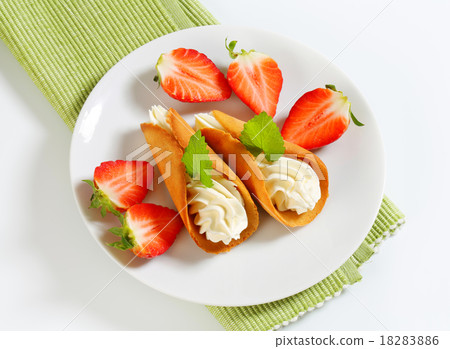 Cone-shaped gingerbread cookies with cream  18283886