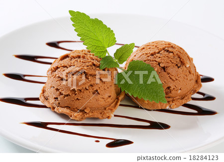 Scoops of chocolate ice creamn Scoops of chocolate ice creamn 18284123