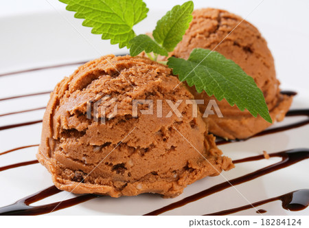 Scoops of chocolate ice creamn Scoops of chocolate ice creamn 18284124