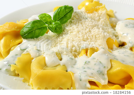 Ricotta and spinach tortelloni with cream sauce  18284156